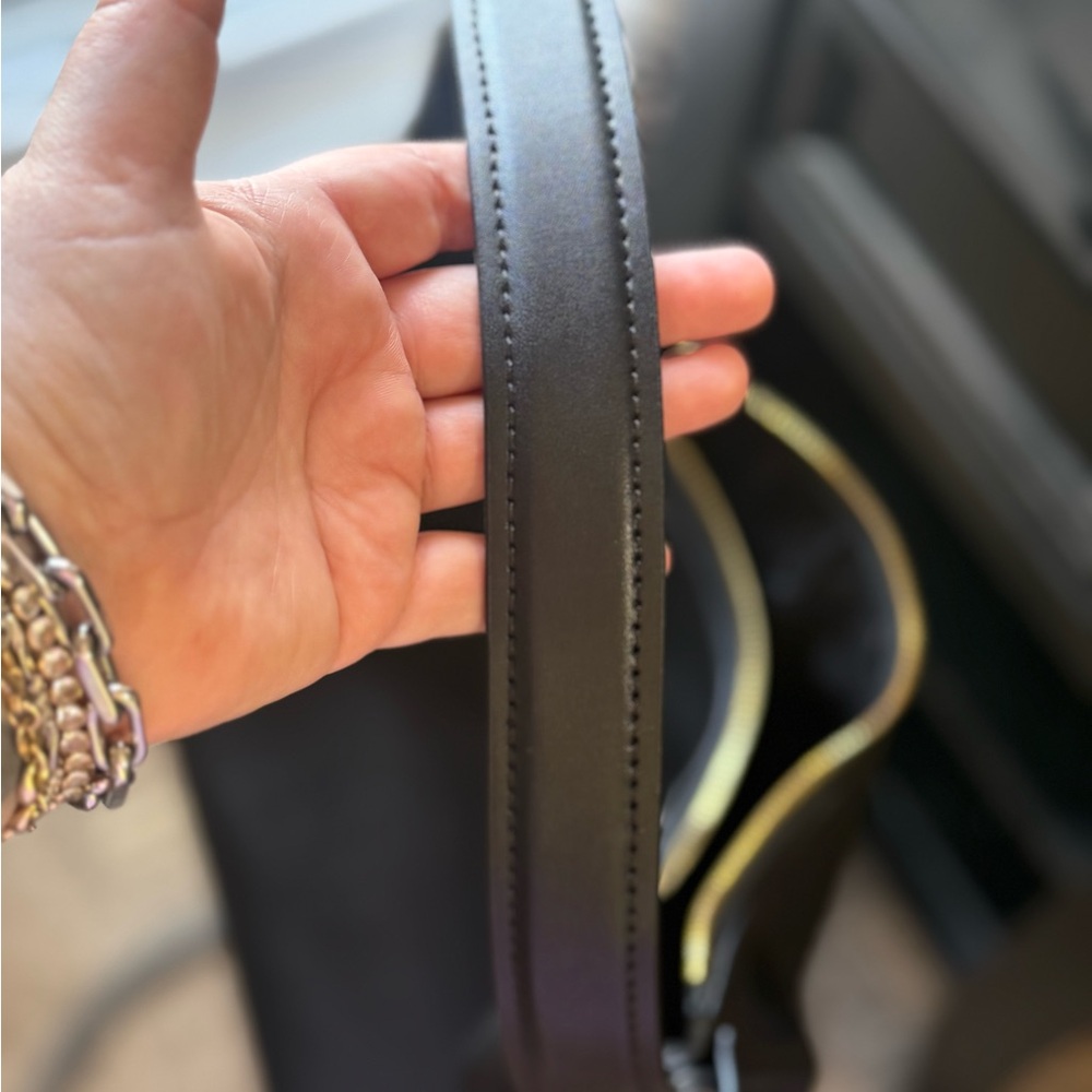 Michael Kors Aria Large Shoulder Bag. - Picture 4 of 7